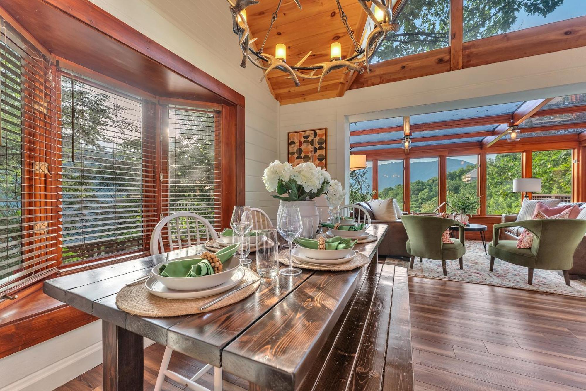 Family Chalet With Sauna, Hottub, Heavenly Views! Mins To Downtown! Gatlinburg Eksteriør billede